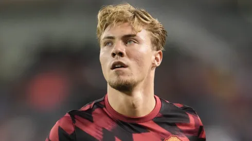 CHICAGO, ILLINOIS – JULY 30: Rasmus Hojlund of Manchester United warms up prior to the Premier League Summer Series match between Manchester United and AFC Bournemouth at Soldier Field on July 30, 2025 in Chicago, Illinois. (Photo by Patrick McDermott/Getty Images)
