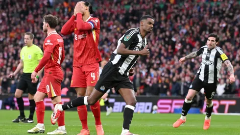 Isak celebra gol anotado na final da Copa da Liga (Foto: Stu Forster/Getty Images)
