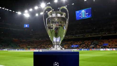 Taça da Champions League da última temporada (Foto: Marco Luzzani/Getty Images)