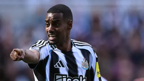 Alexander Isak em confronto pelo Newcastle.