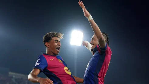 Lamine Yamal e Raphinha em jogo do Barcelona na Champions League. Foto: Pedro Salado