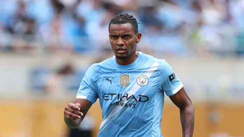 Akanji em ação pelo Manchester City.