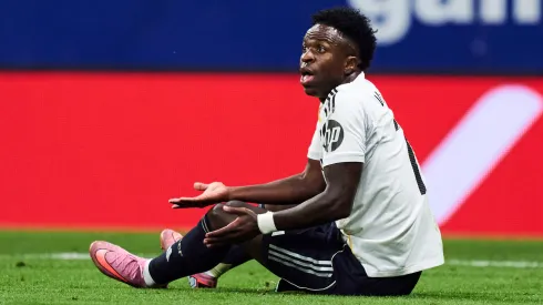Vinicius Junior do Real Madrid reage durante a partida LaLiga EA Sports entre Real Oviedo e Real Madrid CF em Carlos Tartiere em 24 de agosto de 2025 em Oviedo, Espanha. Foto: Juan Manuel Serrano Arce/Getty Images