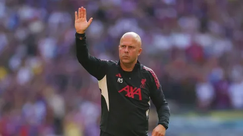 Arne Slot comandando o Liverpool. Foto: Julian Finney/Getty Images