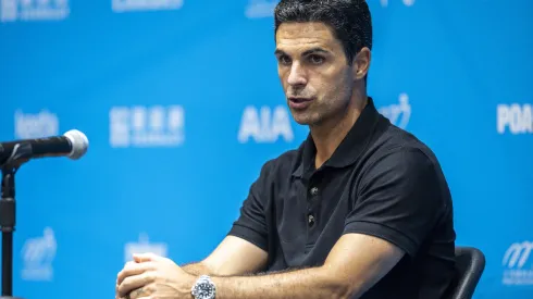 O técnico do Arsenal, Mikel Arteta, fala com a imprensa durante a coletiva de imprensa pós-jogo após o Tottenham Hotspur vencer o amistoso de pré-temporada contra o Arsenal no Estádio Kai Tak, Kai Tak Sports Park, em 31 de julho de 2025 em Hong Kong, China. Foto: Yu Chun Christopher Wong/Eurasia Sport Images/Getty Images