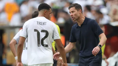 Trent Alexander-Arnold com Xabi Alonso no Real Madrid