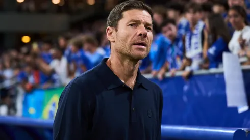 Xabi Alonso, técnico do Real Madrid, observa antes da partida da LaLiga EA Sports entre Real Oviedo e Real Madrid CF, no Carlos Tartiere, em 24 de agosto de 2025, em Oviedo, Espanha. Foto: Juan Manuel Serrano Arce/Getty Images