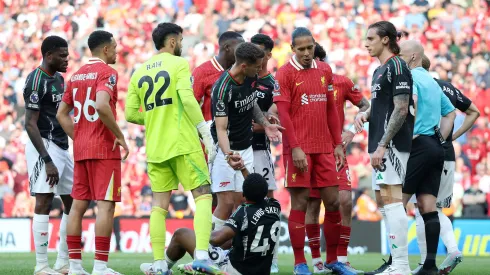 Liverpool e Arsenal estão se enfrentando na Premier League. (Photo by Carl Recine/Getty Images)