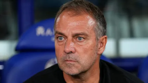 Hansi Flick pede chegada de zagueiro ao Barcelona. Foto: Alex Caparros/Getty Images