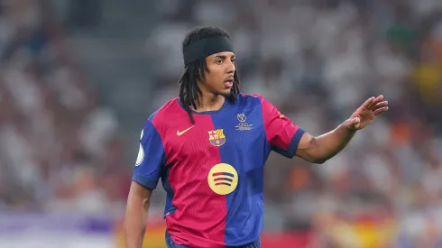 Jules Koundé em ação pelo Barcelona. Foto: Fran Santiago/Getty Images