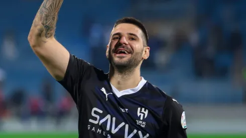 Especulado no Flamengo, Mitrovic rescinde com o Al-Hilal e será companheiro de Róger Guedes no Al-Rayyan. (Photo by Yasser Bakhsh/Getty Images)