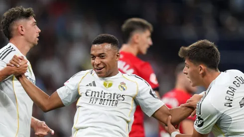 Levantamento do L'Equipe revela os clubes que mais pagam salários aos jogadores na Europa. Real Madrid lidera com média de 11,2 milhões de euros por atleta, seguido por Barcelona e Manchester City. (Photo by Angel Martinez/Getty Images)