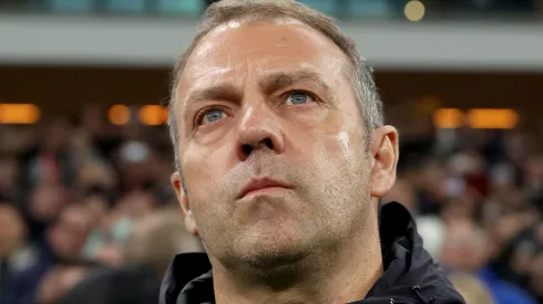 Flick quer nome de peso no Barcelona e monitora Lisandro Martínez. (Photo by Alexander Hassenstein/Getty Images)