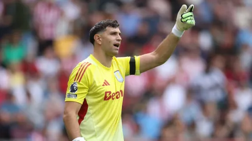 Emiliano Martínez, do Aston Villa, durante a partida da Premier League entre Brentford e Aston Villa no Gtech Community Stadium, em 23 de agosto de 2025, em Brentford, Inglaterra. Foto: Richard Pelham/Getty Images