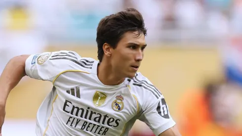 Mbappé, do Real Madrid, faz trabalho de mentoria com Gonzalo García. (Photo by Michael Reaves/Getty Images)