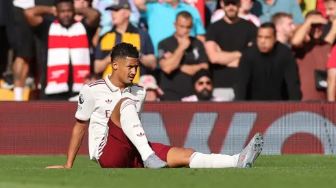 Saliba deixou campo no início do clássico contra o Liverpool (Foto: Carl Recine/Getty Images)