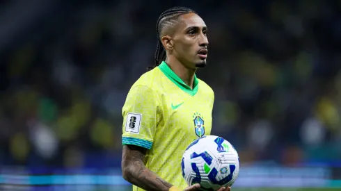 Raphinha em ação durante jogo das Eliminatórias (Foto: Ricardo Moreira/Getty Images)