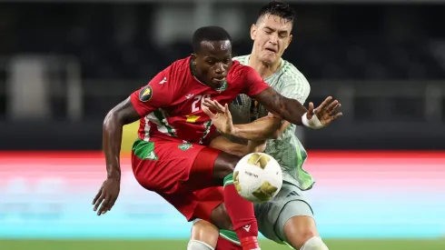 Enquanto Uruguai, Colômbia, Paraguai, Venezuela, Bolívia e Peru buscam as vagas restantes, o pequeno Suriname pode surpreender ao disputar sua primeira Copa, aproveitando a expansão do torneio para 48 seleções em Estados Unidos, México e Canadá. (Photo by Omar Vega/Getty Images)