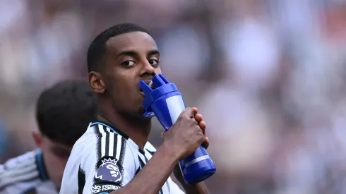 O jogador do Newcastle, Alexander Isak, bebe de uma garrafa durante a partida da Premier League entre Newcastle United FC e Everton FC no St James' Park, em 25 de maio de 2025, em Newcastle upon Tyne, Inglaterra. Foto: Stu Forster/Getty Images