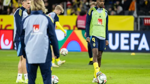 Alexander Isak, da Suécia, aquece antes da partida do Grupo C1 da Liga C da UEFA Nations League 2024/25 entre Suécia e Eslováquia, na Strawberry Arena, em 16 de novembro de 2024, em Solna, Suécia. Foto: Michael Campanella/Getty Images
