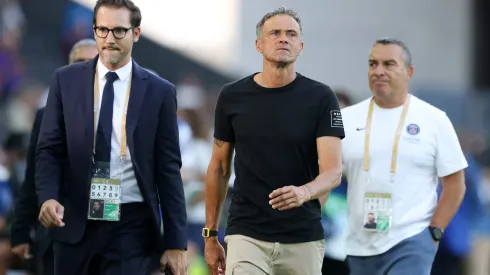 Luis Enrique, técnico do Paris Saint-Germain, observa antes da partida da Supercopa da UEFA de 2025 entre Paris Saint-Germain e Tottenham Hotspur, no Estádio Friuli, em 13 de agosto de 2025, em Udine, Itália. Foto: Claudio Villa/Getty Images