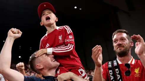 O Liverpool surpreende ao superar Manchester United e Manchester City nas vendas de camisas no Aeroporto de Manchester, enquanto Leeds United também se destaca. (Photo by Michael Steele/Getty Images)
