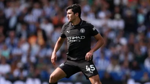 Substituído contra o Brighton, o defensor uzbeque sofreu lesão na panturrilha e será ausência na seleção de seu país. (Photo by Justin Setterfield/Getty Images)