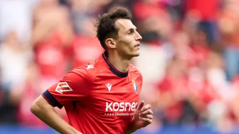 Apesar do forte desempenho de Ante Budimir na La Liga, o Atlético de Madrid escolheu investir em Giacomo Raspadori, jovem atacante de 25 anos, priorizando potencial de longo prazo e estratégia financeira, enquanto o Osasuna mantém seu artilheiro croata. (Photo by Juan Manuel Serrano Arce/Getty Images)