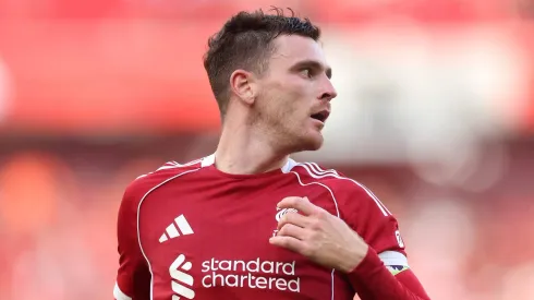Durante a última janela de transferências, Andy Robertson considerou trocar o Liverpool pelo Atlético de Madrid após perder espaço para Milos Kerkez. (Photo by Carl Recine/Getty Images)