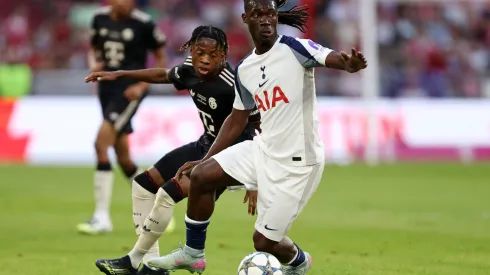 Yves Bissouma, do Tottenham Hotspur, corre com a bola sob pressão de Wisdom Mike, do Bayern de Munique, durante o amistoso de pré-temporada entre Bayern de Munique e Tottenham Hotspur na Allianz Arena, em 07 de agosto de 2025, em Munique, Alemanha. Foto: Jasmin Walter/Getty Images