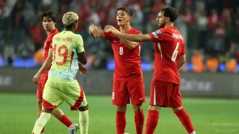 Durante a vitória da Espanha sobre a Turquia, um desentendimento entre Yamal e Güler chamou a atenção de Luis de la Fuente, que reforçou a importância do controle emocional e da disciplina em campo. Foto: Divulgação/Twitter Lamine Yamal Xtra