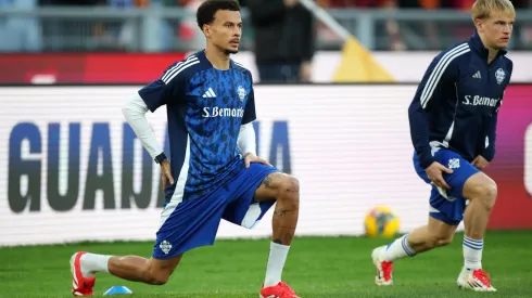 Dele Alli, do Como, se aquece antes da partida da Série A entre AS Roma e Como, no Estádio Olímpico, em 02 de março de 2025, em Roma, Itália. Foto: Paolo Bruno/Getty Images