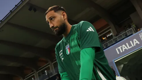 A contratação de Donnarumma pelo Manchester City gera debates sobre sua integração ao estilo de Pep Guardiola e a saída de Ederson, refletindo as estratégias do clube para a nova temporada. Foto: Divulgação/Twitter Nazionale Italiana