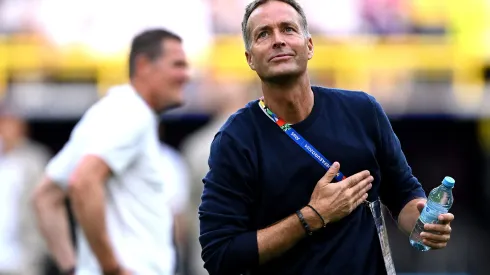 Kasper Hjulmand, técnico da Dinamarca, cumprimenta os torcedores antes da partida das oitavas de final da UEFA EURO 2024 entre Alemanha e Dinamarca, no Estádio de Futebol de Dortmund, em 29 de junho de 2024, em Dortmund, Alemanha. Foto: Shaun Botterill/Getty Images