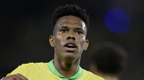 O jovem atacante Estevao brilha pelo Brasil com um golaço de bicicleta e mostra potencial promissor no Chelsea, ganhando destaque após substituir Cole Palmer na equipe inglesa. Foto: Alexandre Loureiro/AGIF