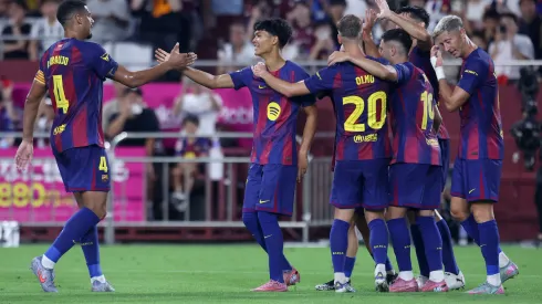 Pedro Fernandez (C), do FC Barcelona, é parabenizado após marcar um gol durante o amistoso de pré-temporada entre Vissel Kobe e FC Barcelona no Estádio Noevir Kobe, em 27 de julho de 2025 em Kobe, Hyogo, Japão. Foto: Paul Miller/Getty Images