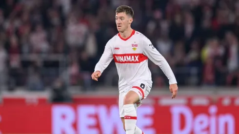 O Arsenal mantém atenção em Angelo Stiller, volante do Stuttgart e destaque da Bundesliga, valorizado por seu desempenho consistente e presença na seleção alemã. Foto: Divulgação/Twitter