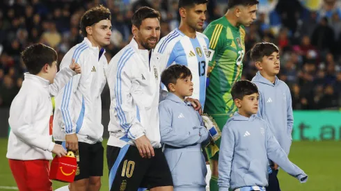 Lionel Messi da Argentina e seus filhos, Thiago, Mateo e Ciro, entram em campo antes da partida sul-americana de qualificação para a Copa do Mundo FIFA 2026 entre Argentina e Venezuela no Estádio Más Monumental Antonio Vespucio Liberti em 04 de setembro de 2025 em Buenos Aires, Argentina. Foto: Marcos Brindicci/Getty Images