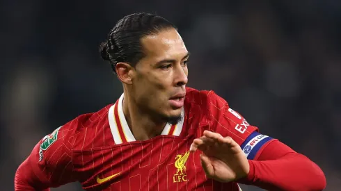 Após renovar contrato, Van Dijk vê o Liverpool investir pesado no mercado de transferências. (Foto de Julian Finney/Getty Images)