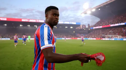Guehi durante jogo do Palace na Conference League (Foto: Ryan Pierse/Getty Images)