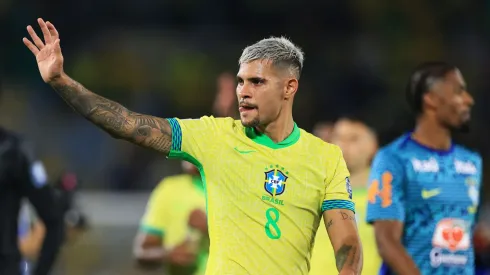 Bruno Guimarães foi autor de um dos gols na vitória sobre o Chile (Foto:  Buda Mendes/Getty Images)