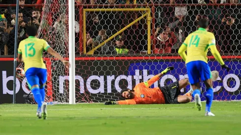 Alisson não defende pênalti em Bolívia x Brasil.