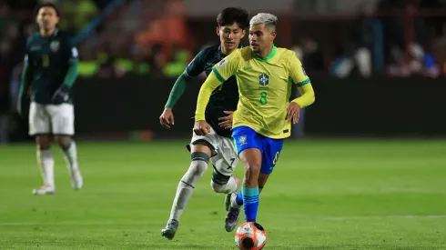 Bruno Guimarães em ação contra a Bolívia (Foto: Buda Mendes/Getty Images)