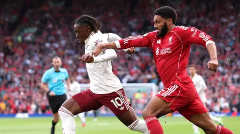 Eze disputa bola em clássico Liverpool x Arsenal (Foto: Alex Pantling/Getty Images)