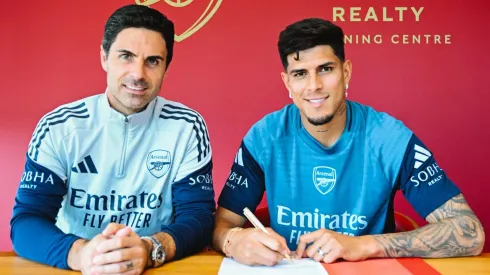 Sua versatilidade entre zaga e lateral-esquerda adiciona profundidade ao elenco, mas também cria um dilema tático para o técnico. Foto: Divulgação/Twitter Arsenal.