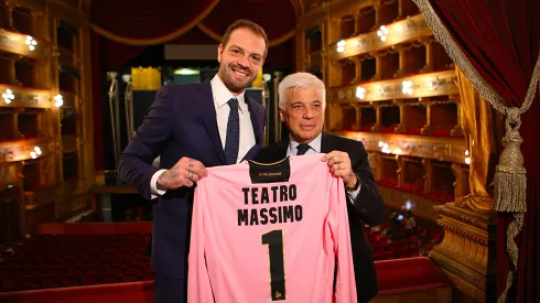 O Conselheiro de Cultura do Município de Palermo Francesco Giambrone (R) e o novo presidente da US Citta di Palermo, Paul Baccaglini, participam de uma visita ao Teatro Massimo em 24 de março de 2017 em Palermo, Itália. Foto: Getty Images