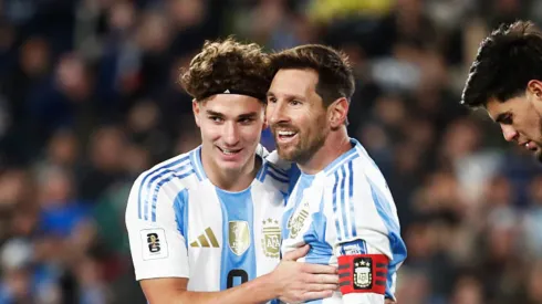 Julián Álvarez e Lionel Messi em ação pela Argentina.