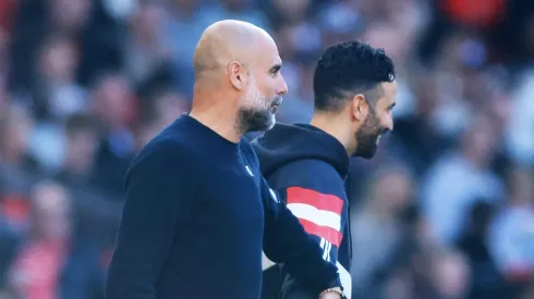 A mudança afetará clubes como Manchester United e Manchester City, jogadores e competições da Premier League, com impacto direto na logística e preparação das equipes. (Photo by Carl Recine/Getty Images)