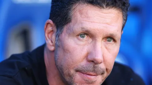Inspirado na impressionante sequência de vitórias da última temporada, Simeone reforça que é possível superar o começo ruim e sonhar com títulos, apesar das estatísticas desfavoráveis. (Photo by Ion Alcoba Beitia/Getty Images)