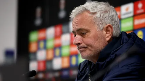 José Mourinho, técnico do Fenerbahçe, observa durante a coletiva de imprensa das oitavas de final da Liga Europa da UEFA 2024/25, no Estádio Ibrox, em 12 de março de 2025, em Glasgow, Escócia. Foto: Ian MacNicol/Getty Images